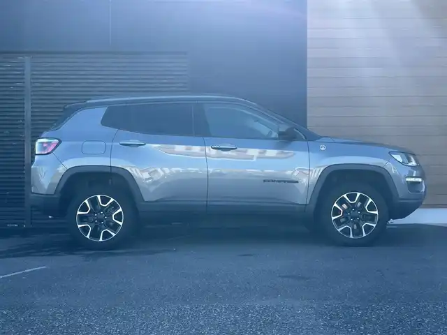 クライスラー・ジープ ジープ コンパス トレイルホーク 宮崎県 2020(令2)年 5.7万km グレー 純正メモリーナビ/・Bluetooth/・AM/FM/・AUX/・USB/・フルセグテレビ/キセノンヘッドランプ/・アダプティブクルーズコントロール/・前後コーナーセンサー/・ブラインドスポットモニター/・オートライト/・オートマチックハイビーム/・ダウンヒルアシストコントロール/・パーキングアシスト/・レーンキープアシスト/ブラックハーフレザーシート/ETC/純正フロアマット/純正17インチアルミホイール/プッシュスタート/スマートキー