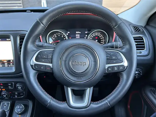 クライスラー・ジープ ジープ コンパス トレイルホーク 宮崎県 2020(令2)年 5.7万km グレー 純正メモリーナビ/・Bluetooth/・AM/FM/・AUX/・USB/・フルセグテレビ/キセノンヘッドランプ/・アダプティブクルーズコントロール/・前後コーナーセンサー/・ブラインドスポットモニター/・オートライト/・オートマチックハイビーム/・ダウンヒルアシストコントロール/・パーキングアシスト/・レーンキープアシスト/ブラックハーフレザーシート/ETC/純正フロアマット/純正17インチアルミホイール/プッシュスタート/スマートキー