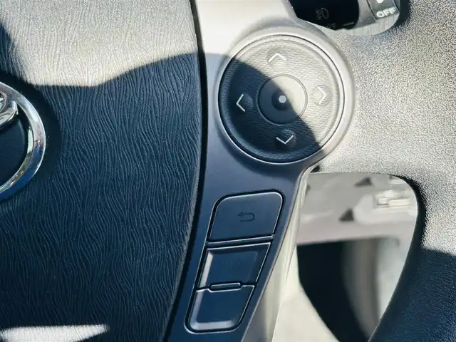 トヨタ プリウス α S 岡山県 2015(平27)年 11.8万km ホワイトパールクリスタルシャイン (株)IDOMが運営する【じしゃロン岡山店】の自社ローン専用車両です。こちらは現金またはオートローンご利用時の価格です。 自社ローンご希望の方は別途その旨お申し付け下さい/＊社外ナビ/＊フルセグ/＊バックカメラ/＊ETC/＊スペアキー/＊スマートキー/＊プッシュスタート