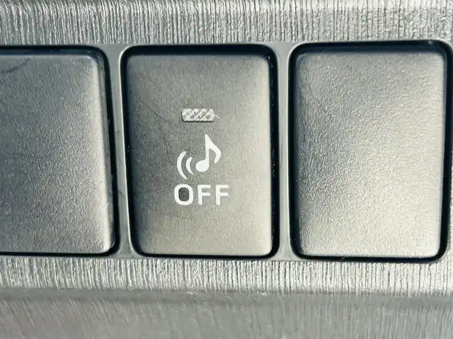 トヨタ プリウス α S 岡山県 2015(平27)年 11.8万km ホワイトパールクリスタルシャイン (株)IDOMが運営する【じしゃロン岡山店】の自社ローン専用車両です。こちらは現金またはオートローンご利用時の価格です。 自社ローンご希望の方は別途その旨お申し付け下さい/＊社外ナビ/＊フルセグ/＊バックカメラ/＊ETC/＊スペアキー/＊スマートキー/＊プッシュスタート