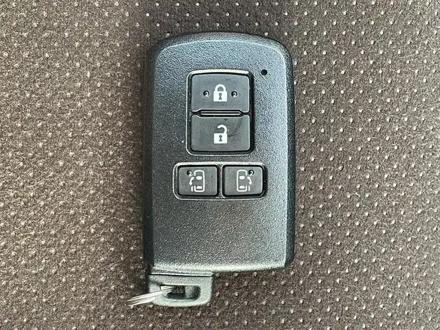 トヨタ シエンタ G クエロ 滋賀県 2019(令1)年 2.4万km ホワイトパールクリスタルシャイン 純正SDナビ/(CD フルセグTV Bluetooth)/バックカメラ/衝突軽減ブレーキ/車線逸脱警報/ドライブレコーダー/ETC/両側パワースライドドア/革巻きステアリング/ステアリングリモコン/プッシュスタート/スマートキー/純正フロアマット/電動格納ミラー/ウインカーミラー