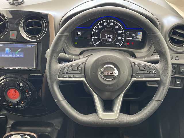 日産 ノート e－パワー メダリスト 沖縄県 2020(令2)年 2.3万km ブリリアントシルバー 社外ナビ(CN-B301B)　/Bluetooth/アラウンドビューモニター　/デジタルインナーミラー　/クルーズコントロール　/ハーフレザーシート/プッシュスタート　/スマートキー/スペアキー　/コーナーセンサー　/ＬＥＤヘッドライト　/オートライト/純正15インチアルミホイール/純正フロアマット/保証書/取扱説明書