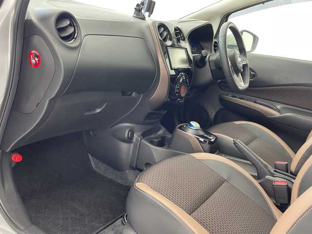 日産 ノート e－パワー メダリスト 沖縄県 2020(令2)年 2.3万km ブリリアントシルバー 社外ナビ(CN-B301B)　/Bluetooth/アラウンドビューモニター　/デジタルインナーミラー　/クルーズコントロール　/ハーフレザーシート/プッシュスタート　/スマートキー/スペアキー　/コーナーセンサー　/ＬＥＤヘッドライト　/オートライト/純正15インチアルミホイール/純正フロアマット/保証書/取扱説明書