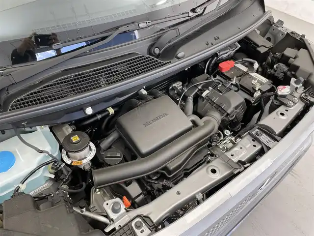 ホンダ Ｎ ＢＯＸ 滋賀県 2025(令7)年 0.1万km ルナシルバーM 9インチ純正ディスプレイオーディオ/・Bluetooth/USB/・Apple Car Play/Android Auto/ホンダセンシング/・衝突軽減ブレーキ（CMBS）/・誤発進抑制機能（前方・後方）/・歩行者事故低減ステアリング/・路外逸脱抑制機能/・車線維持支援システム（LKAS）/・トラフィックサイン認識機能/追従クルーズコントロール/シートヒーター/バックカメラ/両側パワースライドドア/オートハイビーム/LEDヘッドライト/アイドリングストップ/プッシュスタート/前後ドライブレコーダー/スマートキー/スペアキー