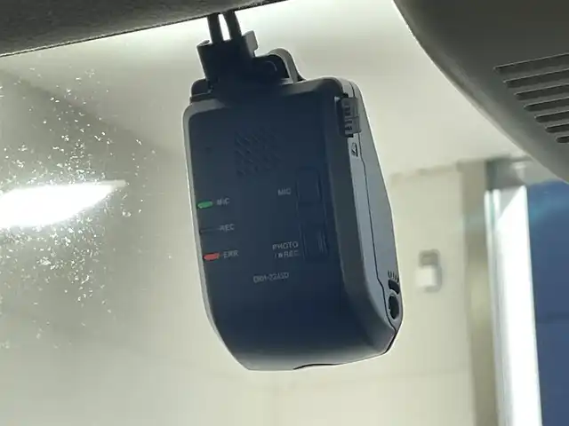 ホンダ Ｎ ＢＯＸ 滋賀県 2025(令7)年 0.1万km ルナシルバーM 9インチ純正ディスプレイオーディオ/・Bluetooth/USB/・Apple Car Play/Android Auto/ホンダセンシング/・衝突軽減ブレーキ（CMBS）/・誤発進抑制機能（前方・後方）/・歩行者事故低減ステアリング/・路外逸脱抑制機能/・車線維持支援システム（LKAS）/・トラフィックサイン認識機能/追従クルーズコントロール/シートヒーター/バックカメラ/両側パワースライドドア/オートハイビーム/LEDヘッドライト/アイドリングストップ/プッシュスタート/前後ドライブレコーダー/スマートキー/スペアキー