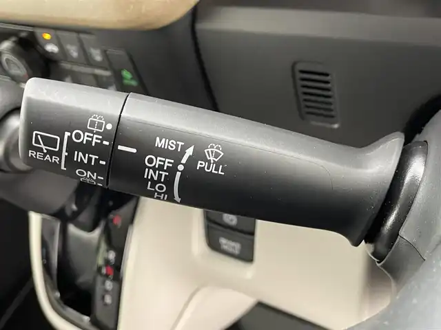 ホンダ Ｎ ＢＯＸ 滋賀県 2025(令7)年 0.1万km ルナシルバーM 9インチ純正ディスプレイオーディオ/・Bluetooth/USB/・Apple Car Play/Android Auto/ホンダセンシング/・衝突軽減ブレーキ（CMBS）/・誤発進抑制機能（前方・後方）/・歩行者事故低減ステアリング/・路外逸脱抑制機能/・車線維持支援システム（LKAS）/・トラフィックサイン認識機能/追従クルーズコントロール/シートヒーター/バックカメラ/両側パワースライドドア/オートハイビーム/LEDヘッドライト/アイドリングストップ/プッシュスタート/前後ドライブレコーダー/スマートキー/スペアキー