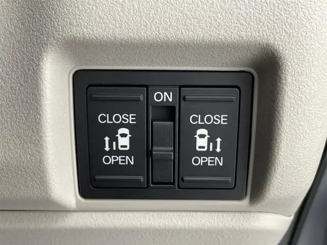 ホンダ Ｎ ＢＯＸ 滋賀県 2025(令7)年 0.1万km ルナシルバーM 9インチ純正ディスプレイオーディオ/・Bluetooth/USB/・Apple Car Play/Android Auto/ホンダセンシング/・衝突軽減ブレーキ（CMBS）/・誤発進抑制機能（前方・後方）/・歩行者事故低減ステアリング/・路外逸脱抑制機能/・車線維持支援システム（LKAS）/・トラフィックサイン認識機能/追従クルーズコントロール/シートヒーター/バックカメラ/両側パワースライドドア/オートハイビーム/LEDヘッドライト/アイドリングストップ/プッシュスタート/前後ドライブレコーダー/スマートキー/スペアキー