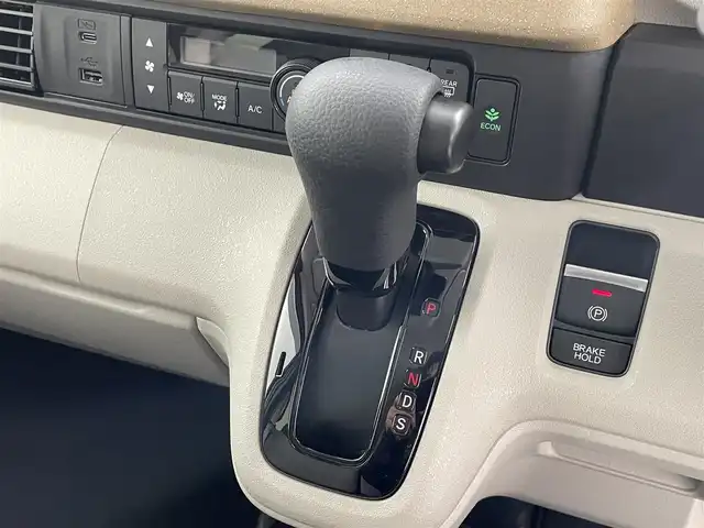 ホンダ Ｎ ＢＯＸ 滋賀県 2025(令7)年 0.1万km ルナシルバーM 9インチ純正ディスプレイオーディオ/・Bluetooth/USB/・Apple Car Play/Android Auto/ホンダセンシング/・衝突軽減ブレーキ（CMBS）/・誤発進抑制機能（前方・後方）/・歩行者事故低減ステアリング/・路外逸脱抑制機能/・車線維持支援システム（LKAS）/・トラフィックサイン認識機能/追従クルーズコントロール/シートヒーター/バックカメラ/両側パワースライドドア/オートハイビーム/LEDヘッドライト/アイドリングストップ/プッシュスタート/前後ドライブレコーダー/スマートキー/スペアキー