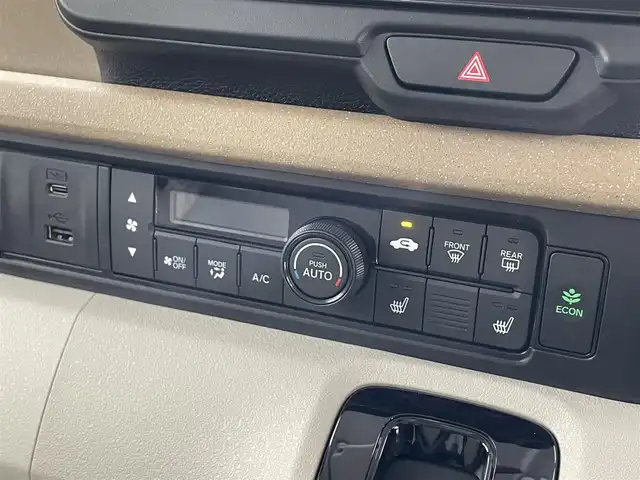 ホンダ Ｎ ＢＯＸ 滋賀県 2025(令7)年 0.1万km ルナシルバーM 9インチ純正ディスプレイオーディオ/・Bluetooth/USB/・Apple Car Play/Android Auto/ホンダセンシング/・衝突軽減ブレーキ（CMBS）/・誤発進抑制機能（前方・後方）/・歩行者事故低減ステアリング/・路外逸脱抑制機能/・車線維持支援システム（LKAS）/・トラフィックサイン認識機能/追従クルーズコントロール/シートヒーター/バックカメラ/両側パワースライドドア/オートハイビーム/LEDヘッドライト/アイドリングストップ/プッシュスタート/前後ドライブレコーダー/スマートキー/スペアキー