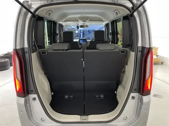 ホンダ Ｎ ＢＯＸ 滋賀県 2025(令7)年 0.1万km ルナシルバーM 9インチ純正ディスプレイオーディオ/・Bluetooth/USB/・Apple Car Play/Android Auto/ホンダセンシング/・衝突軽減ブレーキ（CMBS）/・誤発進抑制機能（前方・後方）/・歩行者事故低減ステアリング/・路外逸脱抑制機能/・車線維持支援システム（LKAS）/・トラフィックサイン認識機能/追従クルーズコントロール/シートヒーター/バックカメラ/両側パワースライドドア/オートハイビーム/LEDヘッドライト/アイドリングストップ/プッシュスタート/前後ドライブレコーダー/スマートキー/スペアキー