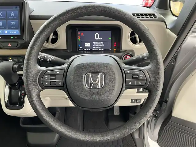ホンダ Ｎ ＢＯＸ 滋賀県 2025(令7)年 0.1万km ルナシルバーM 9インチ純正ディスプレイオーディオ/・Bluetooth/USB/・Apple Car Play/Android Auto/ホンダセンシング/・衝突軽減ブレーキ（CMBS）/・誤発進抑制機能（前方・後方）/・歩行者事故低減ステアリング/・路外逸脱抑制機能/・車線維持支援システム（LKAS）/・トラフィックサイン認識機能/追従クルーズコントロール/シートヒーター/バックカメラ/両側パワースライドドア/オートハイビーム/LEDヘッドライト/アイドリングストップ/プッシュスタート/前後ドライブレコーダー/スマートキー/スペアキー