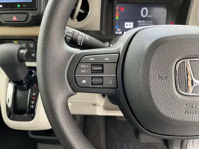 ホンダ Ｎ ＢＯＸ 滋賀県 2025(令7)年 0.1万km ルナシルバーM 9インチ純正ディスプレイオーディオ/・Bluetooth/USB/・Apple Car Play/Android Auto/ホンダセンシング/・衝突軽減ブレーキ（CMBS）/・誤発進抑制機能（前方・後方）/・歩行者事故低減ステアリング/・路外逸脱抑制機能/・車線維持支援システム（LKAS）/・トラフィックサイン認識機能/追従クルーズコントロール/シートヒーター/バックカメラ/両側パワースライドドア/オートハイビーム/LEDヘッドライト/アイドリングストップ/プッシュスタート/前後ドライブレコーダー/スマートキー/スペアキー