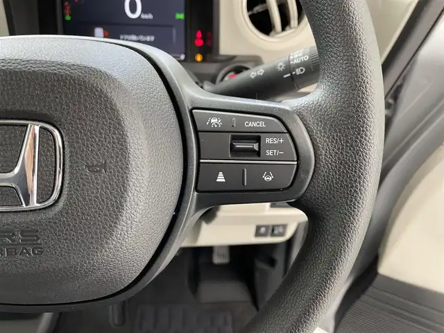 ホンダ Ｎ ＢＯＸ 滋賀県 2025(令7)年 0.1万km ルナシルバーM 9インチ純正ディスプレイオーディオ/・Bluetooth/USB/・Apple Car Play/Android Auto/ホンダセンシング/・衝突軽減ブレーキ（CMBS）/・誤発進抑制機能（前方・後方）/・歩行者事故低減ステアリング/・路外逸脱抑制機能/・車線維持支援システム（LKAS）/・トラフィックサイン認識機能/追従クルーズコントロール/シートヒーター/バックカメラ/両側パワースライドドア/オートハイビーム/LEDヘッドライト/アイドリングストップ/プッシュスタート/前後ドライブレコーダー/スマートキー/スペアキー