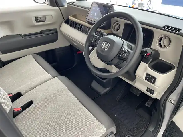 ホンダ Ｎ ＢＯＸ 滋賀県 2025(令7)年 0.1万km ルナシルバーM 9インチ純正ディスプレイオーディオ/・Bluetooth/USB/・Apple Car Play/Android Auto/ホンダセンシング/・衝突軽減ブレーキ（CMBS）/・誤発進抑制機能（前方・後方）/・歩行者事故低減ステアリング/・路外逸脱抑制機能/・車線維持支援システム（LKAS）/・トラフィックサイン認識機能/追従クルーズコントロール/シートヒーター/バックカメラ/両側パワースライドドア/オートハイビーム/LEDヘッドライト/アイドリングストップ/プッシュスタート/前後ドライブレコーダー/スマートキー/スペアキー