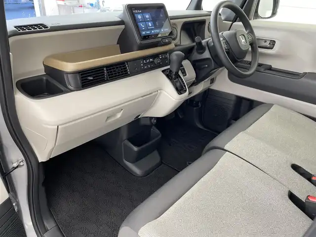 ホンダ Ｎ ＢＯＸ 滋賀県 2025(令7)年 0.1万km ルナシルバーM 9インチ純正ディスプレイオーディオ/・Bluetooth/USB/・Apple Car Play/Android Auto/ホンダセンシング/・衝突軽減ブレーキ（CMBS）/・誤発進抑制機能（前方・後方）/・歩行者事故低減ステアリング/・路外逸脱抑制機能/・車線維持支援システム（LKAS）/・トラフィックサイン認識機能/追従クルーズコントロール/シートヒーター/バックカメラ/両側パワースライドドア/オートハイビーム/LEDヘッドライト/アイドリングストップ/プッシュスタート/前後ドライブレコーダー/スマートキー/スペアキー