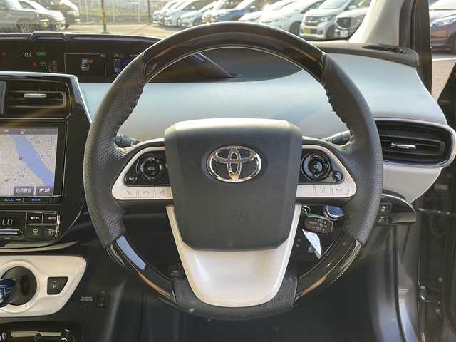 トヨタ プリウス A ツーリングセレクション 岐阜県 2016(平28)年 6.8万km グレーメタリック 純正ＳＤナビ　/ドライブレコーダー　/バックカメラ　/ＥＴＣ　/クルーズコントロール　/衝突軽減システム　/盗難防止装置　/前後コーナーセンサー　/レーンキープアシスト/パーキングアシスト/ＬＥＤヘッドライト　/オートハイビーム　/レザーシート　/プッシュスタート/純正17インチアルミホイール/純正フロアマット