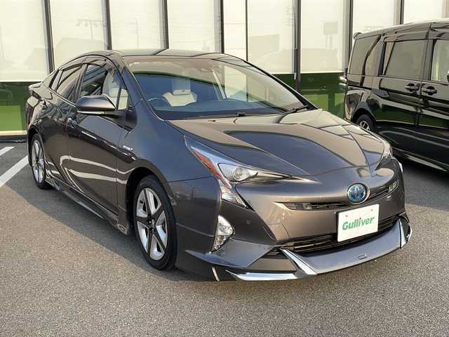 トヨタ プリウス A ツーリングセレクション 岐阜県 2016(平28)年 6.8万km グレーメタリック 純正ＳＤナビ　/ドライブレコーダー　/バックカメラ　/ＥＴＣ　/クルーズコントロール　/衝突軽減システム　/盗難防止装置　/前後コーナーセンサー　/レーンキープアシスト/パーキングアシスト/ＬＥＤヘッドライト　/オートハイビーム　/レザーシート　/プッシュスタート/純正17インチアルミホイール/純正フロアマット