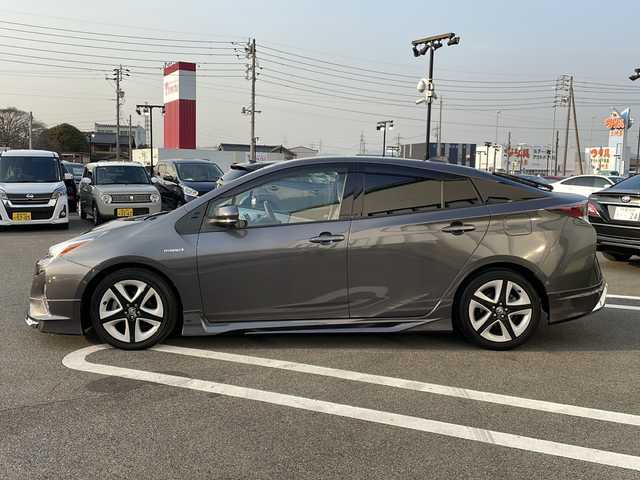 トヨタ プリウス A ツーリングセレクション 岐阜県 2016(平28)年 6.8万km グレーメタリック 純正ＳＤナビ　/ドライブレコーダー　/バックカメラ　/ＥＴＣ　/クルーズコントロール　/衝突軽減システム　/盗難防止装置　/前後コーナーセンサー　/レーンキープアシスト/パーキングアシスト/ＬＥＤヘッドライト　/オートハイビーム　/レザーシート　/プッシュスタート/純正17インチアルミホイール/純正フロアマット