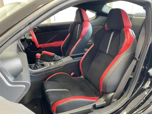 トヨタ ＧＲ８６ RZ 岐阜県 2022(令4)年 0.4万km クリスタルブラックシリカ クルーズコントロール/パナソニックナビ/ワンセグテレビ/横滑り防止装置/アルミペダル/本革巻きステアリング/ハーフレザーシート/前席シートヒーター/LEDヘッドライト/オートライト/横滑り防止装置/純正18インチAW/ETC/グレッディフロアマット/プッシュスタート