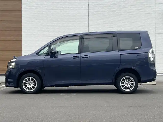 トヨタ ヴォクシー X Lエディション 秋田県 2007(平19)年 17.9万km ダークバイオレットマイカメタリック 社外ナビ/４WD/両側パワスラ/社外アルミ/スマートキー/アイドリングストップ/プッシュスタート/フリップダウンモニター/センターデフロック/MTモード付AT/ETC/純正フロアマット/純正ドアバイザー/オートエアコン/パワーステアリング/パワーウィンドウ/電動格納ウィンカーミラー/保証書/取扱説明書/記録簿