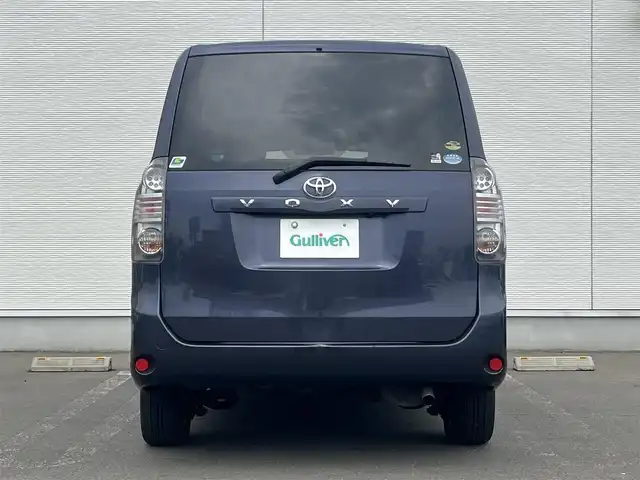 トヨタ ヴォクシー X Lエディション 秋田県 2007(平19)年 17.9万km ダークバイオレットマイカメタリック 社外ナビ/４WD/両側パワスラ/社外アルミ/スマートキー/アイドリングストップ/プッシュスタート/フリップダウンモニター/センターデフロック/MTモード付AT/ETC/純正フロアマット/純正ドアバイザー/オートエアコン/パワーステアリング/パワーウィンドウ/電動格納ウィンカーミラー/保証書/取扱説明書/記録簿