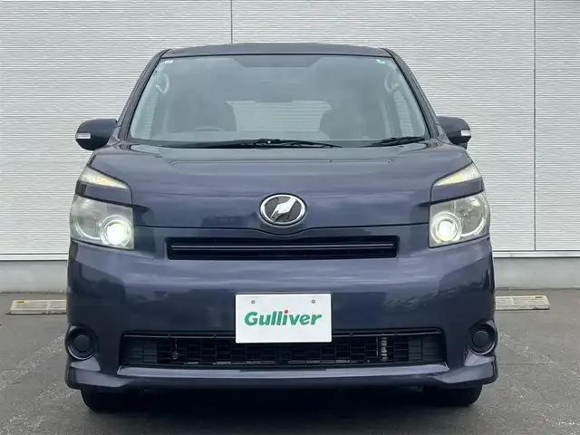 トヨタ ヴォクシー X Lエディション 秋田県 2007(平19)年 17.9万km ダークバイオレットマイカメタリック 社外ナビ/４WD/両側パワスラ/社外アルミ/スマートキー/アイドリングストップ/プッシュスタート/フリップダウンモニター/センターデフロック/MTモード付AT/ETC/純正フロアマット/純正ドアバイザー/オートエアコン/パワーステアリング/パワーウィンドウ/電動格納ウィンカーミラー/保証書/取扱説明書/記録簿