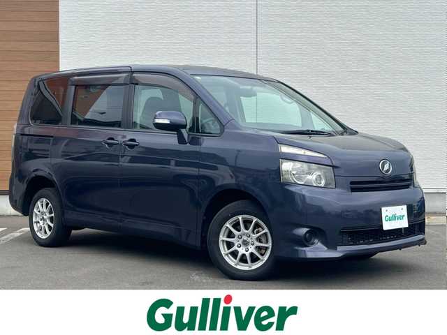 トヨタ ヴォクシー X Lエディション 秋田県 2007(平19)年 17.9万km ダークバイオレットマイカメタリック 社外ナビ/４WD/両側パワスラ/社外アルミ/スマートキー/アイドリングストップ/プッシュスタート/フリップダウンモニター/センターデフロック/MTモード付AT/ETC/純正フロアマット/純正ドアバイザー/オートエアコン/パワーステアリング/パワーウィンドウ/電動格納ウィンカーミラー/保証書/取扱説明書/記録簿
