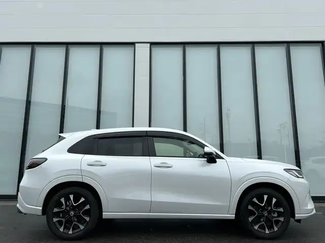 ホンダ ＺＲ－Ｖ ハイブリッド e:HEV Z 大阪府 2023(令5)年 0.8万km プラチナホワイトパール 純正９インチナビ/   フルセグTV/Bluetooth/USB/全方位モニター/衝突軽減ブレーキ/横滑り防止装置/コーナーセンサー/レザーシート/前席シートヒーター/レーダークルーズコントロール/レーンキープアシスト/パドルシフト/電動リアゲート/パワーシート（運転席のみメモリー付き）/ワイヤレス充電/ステアリングヒーター/ダウンヒルアシストコントロール/前後ドライブレコーダー/オートマチックハイビーム/純正18インチアルミホイール/純正フロアマット/プッシュスタート/スマートキー/ＥＴＣ/ＬＥＤ/禁煙車