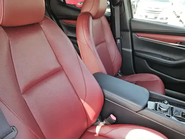 マツダ マツダ３ファストバック XD バーガンディセレクション 島根県 2019(令1)年 7.4万km マシーングレープレミアムM 純正8.8型ナビ/　(AM/FM/CD/DVD)/360度ビューモニター/ビルトインETC/全車速追従機能付レーダークルーズコントロール/パーキングセンサー/i-ACTIVSENSE/・スマートブレーキサポート/・AT誤発進抑制制御/・クルージングトラフィックサポート/・車線逸脱警報システム/・レーンキープアシスト/・前後接近車両検知/・ブラインドスポットモニタリング/・交通標識認識システム/アクティブドライビングディスプレイ/ターボ/アダプティブLEDヘッドランプ/本革巻きステアリング/ステアリングヒーター/パドルシフト/レッドパーフォレーション革シート/前席シートヒーター/運転席ドライビングポジション機能/純正18インチアルミホイール/アドバンストキーレスエントリーシステム/BOSEサウンドシステム/禁煙車