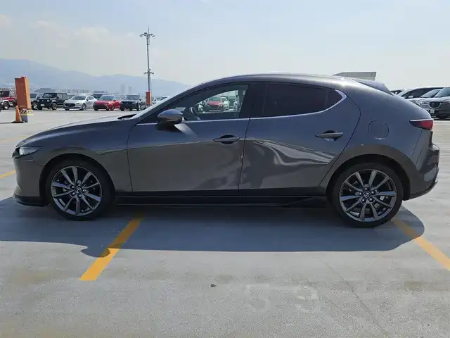 マツダ マツダ３ファストバック XD バーガンディセレクション 島根県 2019(令1)年 7.4万km マシーングレープレミアムM 純正8.8型ナビ/　(AM/FM/CD/DVD)/360度ビューモニター/ビルトインETC/全車速追従機能付レーダークルーズコントロール/パーキングセンサー/i-ACTIVSENSE/・スマートブレーキサポート/・AT誤発進抑制制御/・クルージングトラフィックサポート/・車線逸脱警報システム/・レーンキープアシスト/・前後接近車両検知/・ブラインドスポットモニタリング/・交通標識認識システム/アクティブドライビングディスプレイ/ターボ/アダプティブLEDヘッドランプ/本革巻きステアリング/ステアリングヒーター/パドルシフト/レッドパーフォレーション革シート/前席シートヒーター/運転席ドライビングポジション機能/純正18インチアルミホイール/アドバンストキーレスエントリーシステム/BOSEサウンドシステム/禁煙車