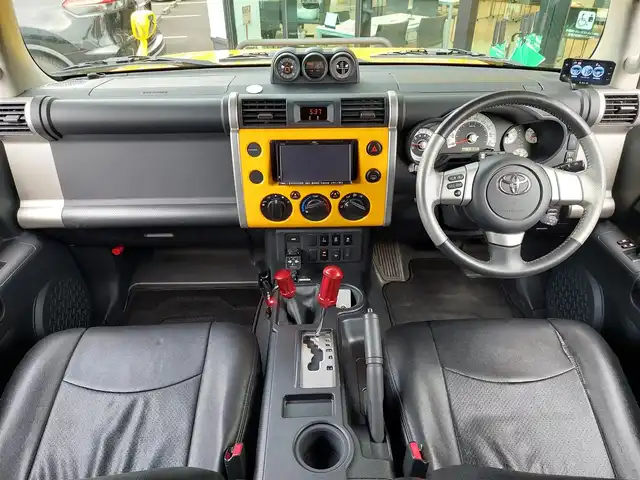 トヨタ ＦＪクルーザー オフロードパッケージ 東京都 2011(平23)年 11.7万km イエロー/ホワイト 社外足廻り リフトアップ/フロントグリルガード/社外ステップ/ヒッチメンバー/ルーフラック/社外ホーン/社外ルームミラーモニター/GPSレーダー/ALPINEサブウーファー/社外シフトノブ/社外スロコン Pivot 3Drive compact/クルーズコントロール/社外ナビ VIE-X08/ドライブレコーダー DRY-mini1X/レザー調シートカバー Clazzio/社外シートヒーター/LEDヘッドライト/16インチ社外アルミホイール