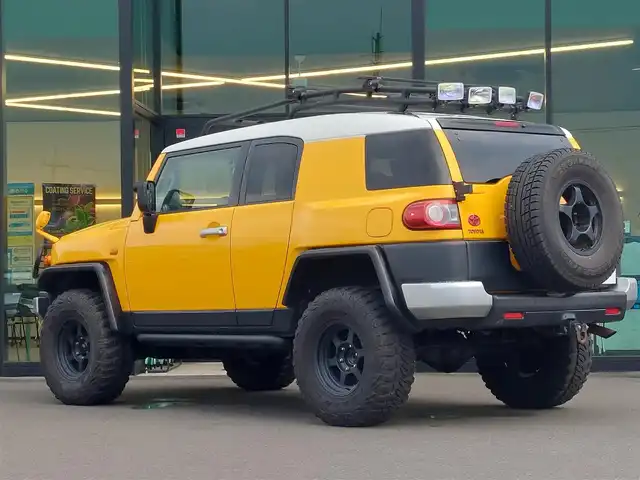 トヨタ ＦＪクルーザー オフロードパッケージ 東京都 2011(平23)年 11.7万km イエロー/ホワイト 社外足廻り リフトアップ/フロントグリルガード/社外ステップ/ヒッチメンバー/ルーフラック/社外ホーン/社外ルームミラーモニター/GPSレーダー/ALPINEサブウーファー/社外シフトノブ/社外スロコン Pivot 3Drive compact/クルーズコントロール/社外ナビ VIE-X08/ドライブレコーダー DRY-mini1X/レザー調シートカバー Clazzio/社外シートヒーター/LEDヘッドライト/16インチ社外アルミホイール