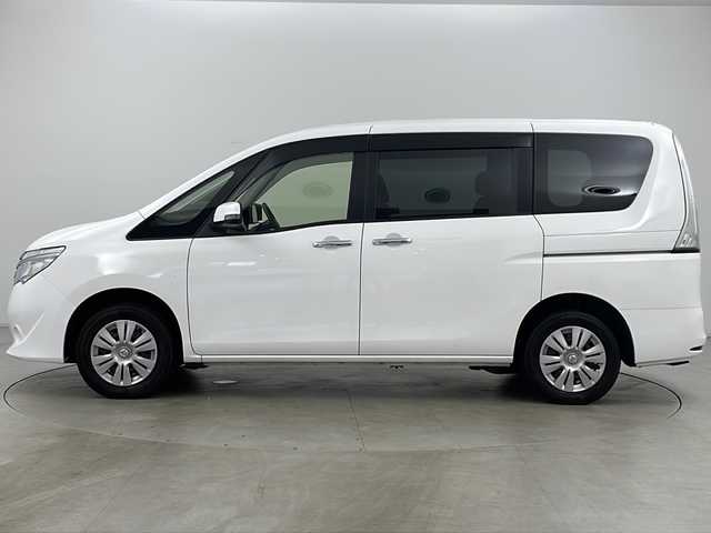 日産 セレナ 20S 道央・札幌 2016(平28)年 6.6万km ホワイト ・4WD/・純正CD＆AUXオーディオ/・横滑り防止/・ETC/・前後独立オートエアコン/・電動格納ドアミラー/・ドアミラーヒーター/・ドアミラーウィンカー/・前席アームレスト付/・2列目ブラインドシェード有/・社外ドライブレコーダー/・後退ブザー付