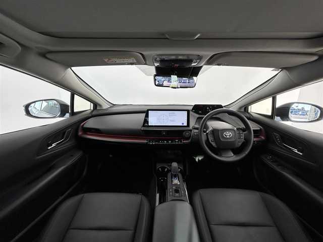トヨタ プリウス Z 愛知県 2023(令5)年 0.7万km プラチナホワイトパールマイカ トヨタセーフティセンス/・レーンキープアシスト/・ブラインドスポットモニター/・プリクラッシュセーフティ/・クリアランスソナー/・リアクロストラフィックアラート/・後方車両接近告知/・パーキングサポートブレーキ/・ロードサインアシスト/パノラマムーンルーフ/メーカー１２．３型メモリナビ/（BT/フルセグTV/AM/FM)/全方位バックカメラ/デジタルインナー/置くだけ充電/純正前後ドラレコ/ETC2.0/ステアリングヒーター/EVモード/エコモード/スポーツモード/カスタムモード/オートブレーキホールド/純正１９インチAW/純正フロアマット/純正LEDヘッドライト
