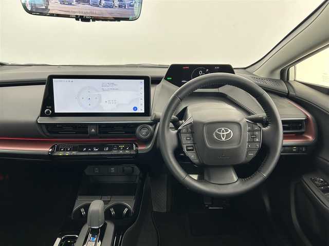 トヨタ プリウス Z 愛知県 2023(令5)年 0.7万km プラチナホワイトパールマイカ トヨタセーフティセンス/・レーンキープアシスト/・ブラインドスポットモニター/・プリクラッシュセーフティ/・クリアランスソナー/・リアクロストラフィックアラート/・後方車両接近告知/・パーキングサポートブレーキ/・ロードサインアシスト/パノラマムーンルーフ/メーカー１２．３型メモリナビ/（BT/フルセグTV/AM/FM)/全方位バックカメラ/デジタルインナー/置くだけ充電/純正前後ドラレコ/ETC2.0/ステアリングヒーター/EVモード/エコモード/スポーツモード/カスタムモード/オートブレーキホールド/純正１９インチAW/純正フロアマット/純正LEDヘッドライト