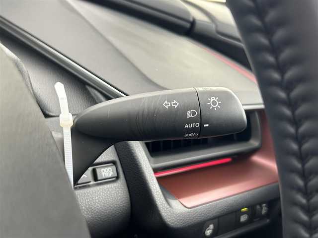 トヨタ プリウス Z 愛知県 2023(令5)年 0.7万km プラチナホワイトパールマイカ トヨタセーフティセンス/・レーンキープアシスト/・ブラインドスポットモニター/・プリクラッシュセーフティ/・クリアランスソナー/・リアクロストラフィックアラート/・後方車両接近告知/・パーキングサポートブレーキ/・ロードサインアシスト/パノラマムーンルーフ/メーカー１２．３型メモリナビ/（BT/フルセグTV/AM/FM)/全方位バックカメラ/デジタルインナー/置くだけ充電/純正前後ドラレコ/ETC2.0/ステアリングヒーター/EVモード/エコモード/スポーツモード/カスタムモード/オートブレーキホールド/純正１９インチAW/純正フロアマット/純正LEDヘッドライト