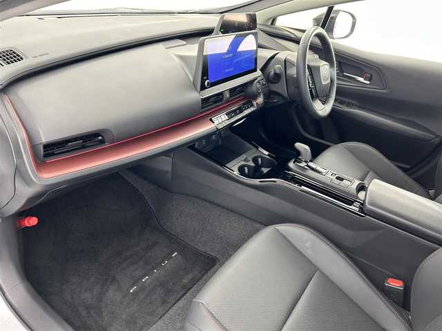 トヨタ プリウス Z 愛知県 2023(令5)年 0.7万km プラチナホワイトパールマイカ トヨタセーフティセンス/・レーンキープアシスト/・ブラインドスポットモニター/・プリクラッシュセーフティ/・クリアランスソナー/・リアクロストラフィックアラート/・後方車両接近告知/・パーキングサポートブレーキ/・ロードサインアシスト/パノラマムーンルーフ/メーカー１２．３型メモリナビ/（BT/フルセグTV/AM/FM)/全方位バックカメラ/デジタルインナー/置くだけ充電/純正前後ドラレコ/ETC2.0/ステアリングヒーター/EVモード/エコモード/スポーツモード/カスタムモード/オートブレーキホールド/純正１９インチAW/純正フロアマット/純正LEDヘッドライト