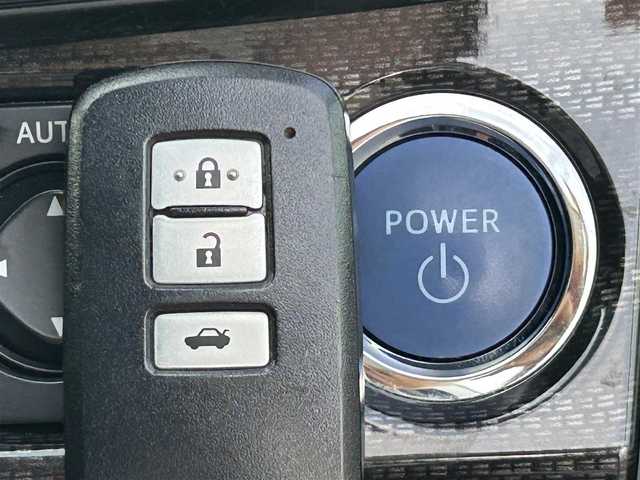 トヨタ クラウン ハイブリッド アスリートS ブラックスタイル 兵庫県 2015(平27)年 8.1万km ホワイトパールクリスタルシャイン 純正ナビ/フルセグテレビ/BTオーディオ/バックカメラ/ムーンルーフ/ビルトインETC/ドライブレコーダー/シートヒーター/エアシート/パワーシート/LEDヘッドライト/純正18インチAW