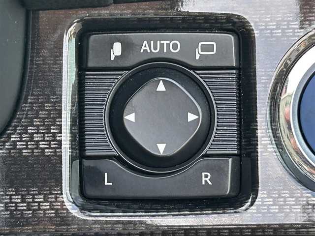 トヨタ クラウン ハイブリッド アスリートS ブラックスタイル 兵庫県 2015(平27)年 8.1万km ホワイトパールクリスタルシャイン 純正ナビ/フルセグテレビ/BTオーディオ/バックカメラ/ムーンルーフ/ビルトインETC/ドライブレコーダー/シートヒーター/エアシート/パワーシート/LEDヘッドライト/純正18インチAW