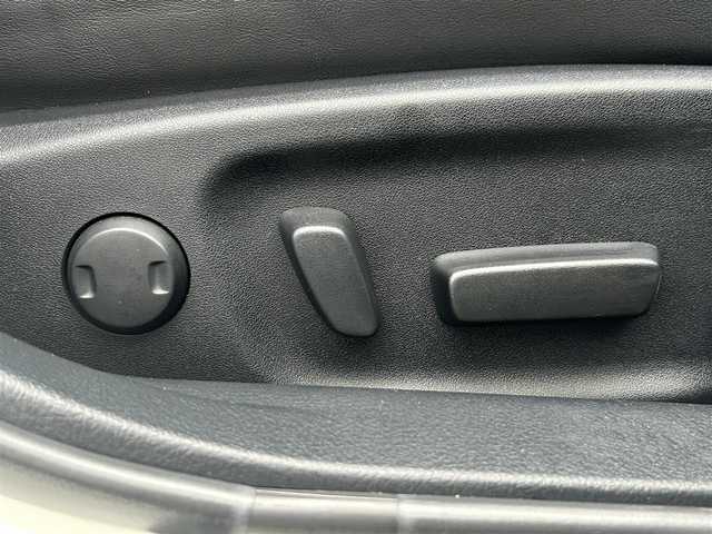 トヨタ クラウン ハイブリッド アスリートS ブラックスタイル 兵庫県 2015(平27)年 8.1万km ホワイトパールクリスタルシャイン 純正ナビ/フルセグテレビ/BTオーディオ/バックカメラ/ムーンルーフ/ビルトインETC/ドライブレコーダー/シートヒーター/エアシート/パワーシート/LEDヘッドライト/純正18インチAW