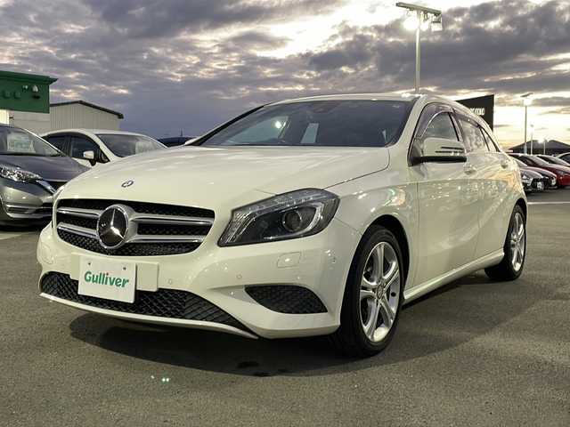 メルセデス・ベンツ Ａ１８０ 徳島県 2016(平28)年 4.2万km カルサイトホワイト 純正ナビ/（Bluetooth/フルセグ/CD/DVD）/バックカメラ/黒半革シート/クリアランスソナー/HIDヘッドライト/オートライト/ドラレコ/ETC/純正17AW/純正フロアマット/ドアバイザー/電格ミラー/プッシュスタート/スマートキー/スペアキー
