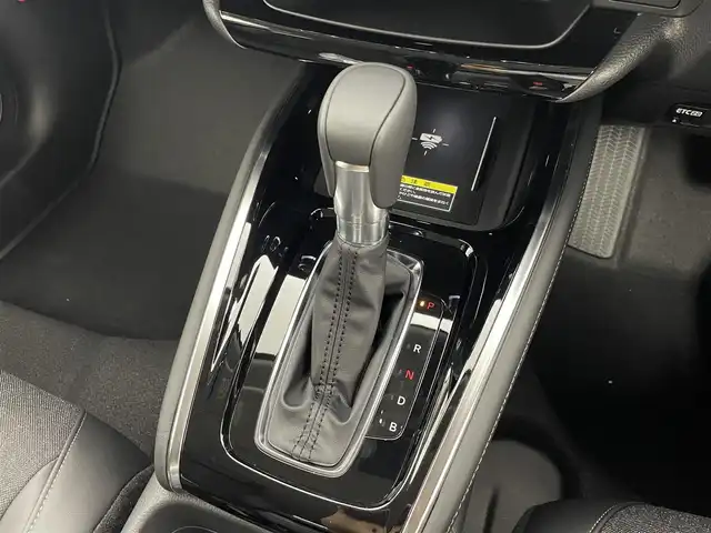 ホンダ ヴェゼル ハイブリッド e:HEV Z 茨城県 2025(令7)年 0.1千km クリスタルブラックパール Honda CONNECTディスプレイ(OP)/Bluetooth/フルセグ/radio/USB/AppleCarplay/AndroidAuto/Honda SENSING/・衝突軽減ブレーキ/・誤発進抑制/・路外逸脱抑制機能/・渋滞追従機能付アダプティブクルーズコントロール/・車線維持支援システム/・渋滞運転支援機能/・オートマチックハイビーム/BSM/ETC2.0車載器/置くだけ充電(OP)/フロントグリル　ベルリナブラック/D+N席シートヒーター/ステアリングヒーター/LEDヘッドランプ/パドルシフト