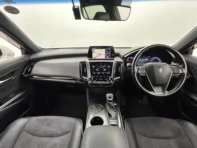 トヨタ クラウン ハイブリッド RS アドバンス 熊本県 2019(平31)年 5.6万km ホワイトパールクリスタルシャイン 禁煙車　/ワンオーナー/純正ナビ（ＣＤ・ＤＶＤ・フルセグ・ＢＴ・ＵＳＢ）/バックカメラ　/ビルトインＥＴＣ２．０　/純正前方ドライブレコーダー　/トヨタセーフティーセンス/・プリクラッシュセーフティ/・オートハイビーム/・ブラインドスポットモニター/・リアクロストラフィックアラート/・レーンキープアシスト/・車線維持支援システム/・駐車時支援パーキングサポートシステム/・ロードサインアシスト/・アダブティブクルーズコントロール/横滑り防止/前後クリアランスソナー　/前席シートヒーター　/前席パワーシート/ヘッドアップディスプレイ/AC100V充電/電動パーキングブレーキ/ブレーキホールド/純正フロアマット/純正１８インチAW/オートライト/LEDヘッドライト/フォグランプ/スマートキー/プッシュスタート/スペアキー1本/保証書/取扱説明書