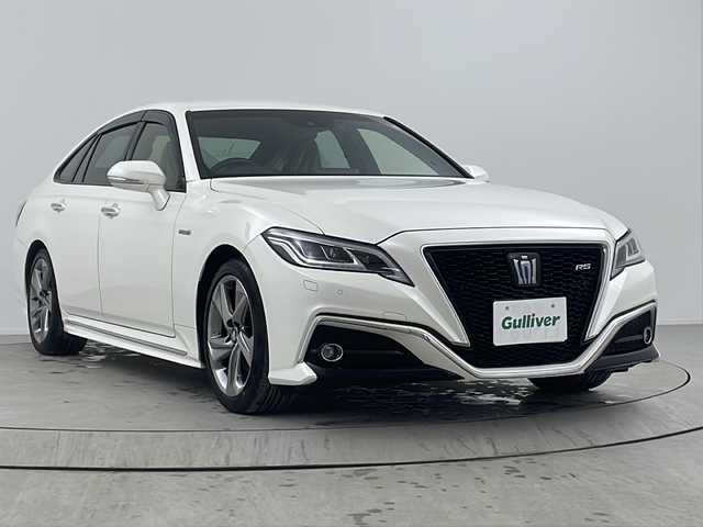 トヨタ クラウン ハイブリッド RS アドバンス 熊本県 2019(平31)年 5.6万km ホワイトパールクリスタルシャイン 禁煙車　/ワンオーナー/純正ナビ（ＣＤ・ＤＶＤ・フルセグ・ＢＴ・ＵＳＢ）/バックカメラ　/ビルトインＥＴＣ２．０　/純正前方ドライブレコーダー　/トヨタセーフティーセンス/・プリクラッシュセーフティ/・オートハイビーム/・ブラインドスポットモニター/・リアクロストラフィックアラート/・レーンキープアシスト/・車線維持支援システム/・駐車時支援パーキングサポートシステム/・ロードサインアシスト/・アダブティブクルーズコントロール/横滑り防止/前後クリアランスソナー　/前席シートヒーター　/前席パワーシート/ヘッドアップディスプレイ/AC100V充電/電動パーキングブレーキ/ブレーキホールド/純正フロアマット/純正１８インチAW/オートライト/LEDヘッドライト/フォグランプ/スマートキー/プッシュスタート/スペアキー1本/保証書/取扱説明書