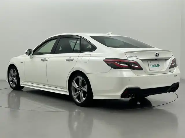 トヨタ クラウン ハイブリッド RS アドバンス 熊本県 2019(平31)年 5.6万km ホワイトパールクリスタルシャイン 禁煙車　/ワンオーナー/純正ナビ（ＣＤ・ＤＶＤ・フルセグ・ＢＴ・ＵＳＢ）/バックカメラ　/ビルトインＥＴＣ２．０　/純正前方ドライブレコーダー　/トヨタセーフティーセンス/・プリクラッシュセーフティ/・オートハイビーム/・ブラインドスポットモニター/・リアクロストラフィックアラート/・レーンキープアシスト/・車線維持支援システム/・駐車時支援パーキングサポートシステム/・ロードサインアシスト/・アダブティブクルーズコントロール/横滑り防止/前後クリアランスソナー　/前席シートヒーター　/前席パワーシート/ヘッドアップディスプレイ/AC100V充電/電動パーキングブレーキ/ブレーキホールド/純正フロアマット/純正１８インチAW/オートライト/LEDヘッドライト/フォグランプ/スマートキー/プッシュスタート/スペアキー1本/保証書/取扱説明書