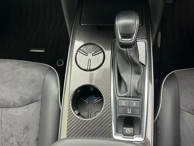 トヨタ クラウン ハイブリッド RS アドバンス 熊本県 2019(平31)年 5.6万km ホワイトパールクリスタルシャイン 禁煙車　/ワンオーナー/純正ナビ（ＣＤ・ＤＶＤ・フルセグ・ＢＴ・ＵＳＢ）/バックカメラ　/ビルトインＥＴＣ２．０　/純正前方ドライブレコーダー　/トヨタセーフティーセンス/・プリクラッシュセーフティ/・オートハイビーム/・ブラインドスポットモニター/・リアクロストラフィックアラート/・レーンキープアシスト/・車線維持支援システム/・駐車時支援パーキングサポートシステム/・ロードサインアシスト/・アダブティブクルーズコントロール/横滑り防止/前後クリアランスソナー　/前席シートヒーター　/前席パワーシート/ヘッドアップディスプレイ/AC100V充電/電動パーキングブレーキ/ブレーキホールド/純正フロアマット/純正１８インチAW/オートライト/LEDヘッドライト/フォグランプ/スマートキー/プッシュスタート/スペアキー1本/保証書/取扱説明書