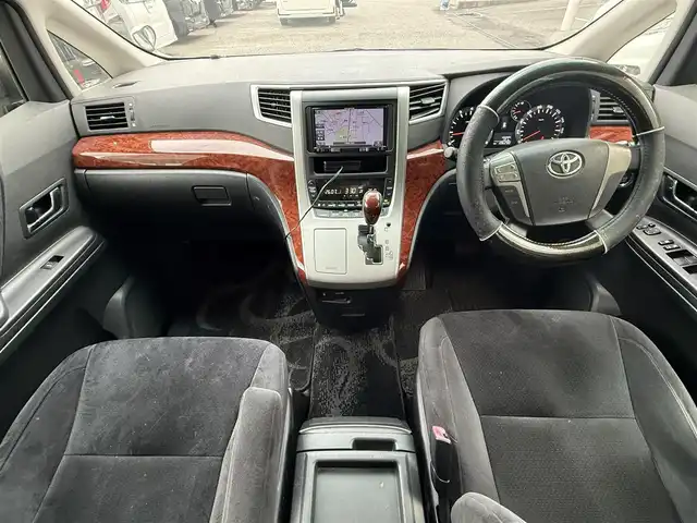 トヨタ ヴェルファイア 2．4Z プラチナセレクション 千葉県 2010(平22)年 10.7万km ホワイトパールクリスタルシャイン 社外SDナビ（AM/FM/CD/DVD/Bluetooth）/フルセグTV/バックカメラ/ETC/ALPINE製フリップダウンモニター/両側パワースライドドア/MTモード付AT/オットマン/フォグランプ/HIDヘッドライト/パワーバックドア/純正フロアマット/純正アルミホイール/スマートキー