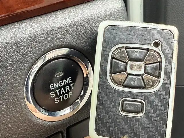 トヨタ ヴェルファイア 2．4Z プラチナセレクション 千葉県 2010(平22)年 10.7万km ホワイトパールクリスタルシャイン 社外SDナビ（AM/FM/CD/DVD/Bluetooth）/フルセグTV/バックカメラ/ETC/ALPINE製フリップダウンモニター/両側パワースライドドア/MTモード付AT/オットマン/フォグランプ/HIDヘッドライト/パワーバックドア/純正フロアマット/純正アルミホイール/スマートキー
