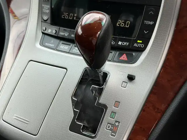 トヨタ ヴェルファイア 2．4Z プラチナセレクション 千葉県 2010(平22)年 10.7万km ホワイトパールクリスタルシャイン 社外SDナビ（AM/FM/CD/DVD/Bluetooth）/フルセグTV/バックカメラ/ETC/ALPINE製フリップダウンモニター/両側パワースライドドア/MTモード付AT/オットマン/フォグランプ/HIDヘッドライト/パワーバックドア/純正フロアマット/純正アルミホイール/スマートキー