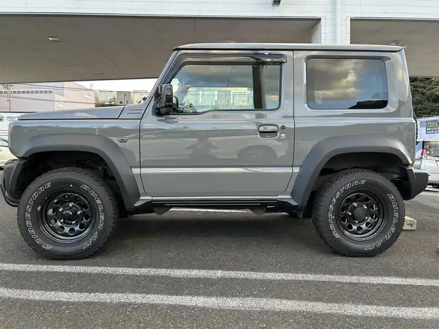 スズキ ジムニー シエラ JL 長崎県 2022(令4)年 1.7万km ミディアムグレー ワンオーナー/プッシュスタート/社外ディスプレイオーディオ(FM/AM/CD/DVD/BT)/ETC/5速マニュアル/パートタイム4WD/バックカメラ/背面タイヤ/純正フロアマット/DN席シートヒーター/ベンチシート/電動格納ミラー/ヘッドライトレベライザ/オートライト/ABS/ESP/トラクションコントロール/ヒルディセントコントロール/イモビライザー/スマートキー/スペアキー/取扱説明書/保証書